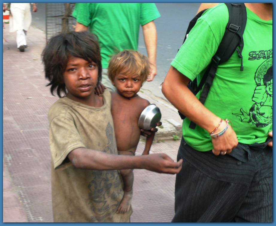 900x734 pixels (79K)